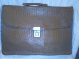 класса до 7-го у меня была такая полувоенная сумка через плечо, а потом подобие портфеля.