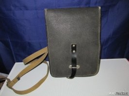 класса до 7-го у меня была такая полувоенная сумка через плечо, а потом подобие портфеля.