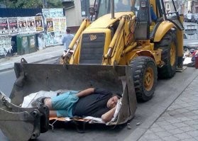 20 случаев, когда спящих удалось застать в самом нелепом виде. Сами виноваты!
