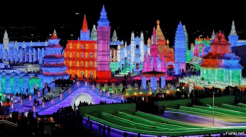 По меркам Харбина такой снеговик вообще ни о чем.... Эти демоны там изо льда там целый город каждую заму отстраивают)))))