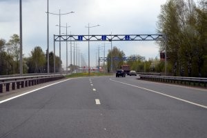 В Перми такая дорога до аэропорта была.

Была загородная трасса 4-х полосная. прямая как стрела.
Ее решили "реконструировать": расширили до 3 полос в 1 сторону, бетонный разделитель, места разворота. 
НО ! понатыкали поворотов почти на 90 градусов, с ограничением до 50 км/ч.

Через год, после того, как Пермь посетил министр,  переделали