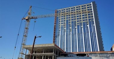 Чо? Три десятилетия всего? Слабаки!!!!!!!!! "Гостиница "Турист". Новосибирск. История гостиницы уходит в 1968 год, именно тогда началось строительство. В 1985 году стройка была заморожена. Долгострой-высотка много лет тёмным пятном «украшал» площадь Карла Маркса. В 2018 году было принято решение о его реконструкции и возобновлении строительства. Реконструированная гостиница «Турист» будет иметь 265 номеров. Общая площадь высотной части комплекса вместе с четырёхэтажной пристройкой составит 35,5 тыс. кв. м." До сих пор недостроенная )  55 лет!!!!!!! Учитесь, студенты, как строить надо!!!!