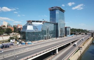 Ну, Sheraton в Ростове-на-Дону на Сиверса совсем «молодой» - 10 лет. Его сначала лет пять строили, потом столько же решают что с ним делать и кому втюхать. Фишка в том, что за такую цену в таком виде, и в таком месте, зажатый со всех сторон, он изначально был обречен.