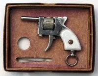 Франц Пфаннл кроме пистолета "Kolibri" выпускал и револьвер, как ни удивительно - "Kolibri".



А револьвер - разновидность пистолета. 

SwissMiniGun выпускается малыми партиями в двух моделях - C1ST из нержавеющей стали



и A1YG из 18-каратного золота



При желании можно заказать за 6300 швейцарских франков