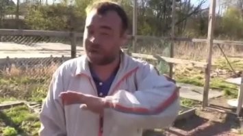 Бездомный нашёл на мусорке тренажёр и решил заняться своим здоровьем