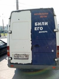 Дилерский центр Mercedes-Benz в масштабе 1:18 выглядит как настоящий