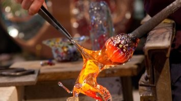 стекло как выдували через трубку тогда, поправляя всякими щипцами и брусочками, так и делают сейчас, никаких ох*уительных технологий