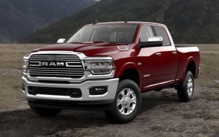 Это касается обычного RAM 3500. Если посмотреть на последнее фото, видно сдвоенные колеса заднего моста, а это модификация Ram 3500 Heavy Duty, у него грузоподъемность 6740 фунтов, т.е. 3057 кг. Цифры с сайта производителя.