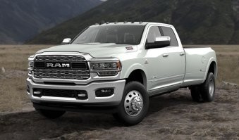 Это касается обычного RAM 3500. Если посмотреть на последнее фото, видно сдвоенные колеса заднего моста, а это модификация Ram 3500 Heavy Duty, у него грузоподъемность 6740 фунтов, т.е. 3057 кг. Цифры с сайта производителя.