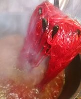 Не правда.  Куркума такая желтая и даёт приторно желтый предающий все желтый цвет что красным ничего стать не может.