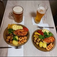 Ну, отчасти, я с Вами согласен. Сам готовлю, и люблю это дело. Но тут нельзя так однобоко подходить. Поход в ресторан, это не только для того, чтобы тупо утолить голод. Это нечто другое. Вот простой пример. Буквально несколько дней назад мы с девушкой ходили в небольшой ресторанчик. Заказали на двоих салат с лососем (два вида салата, руккола, слабосолёный лосось, апельсин, пармезан, заправка),  я заказал пюре, куриный стейк на гриле со свежими овощами.  Девушка моя заказала пасту с морепродуктами. Ну и по чашке американо. Что мы имеем в остатке? Все продукты входящие в эти блюда мы могли купить в супермаркете у дома. Моя девушка чудесно готовит пасту. Сковорода гриль у меня есть. Стейк из курицы по моему даже ребёнок приготовить в состоянии. Ну пюре уж совсем без комментариев. Кофе мы покупаем хороший. Так что мы на легке могли этот ужин приготовить себе дома. Так пожалели мы, что всё это съели в ресторане, а не дома? Нет конечно. В ресторан ходят по разным причинам. Кто-то потому что лень готовить, кто-то что-то отмечает, кто-то за атмосферой, а кто-то действительно чтобы съесть что-то новое, или необычное.
А готовить я и правда люблю. И ресторанную подачу стараюсь более-менее обеспечить. Тарелочки вот только маловаты