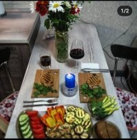 Ну, отчасти, я с Вами согласен. Сам готовлю, и люблю это дело. Но тут нельзя так однобоко подходить. Поход в ресторан, это не только для того, чтобы тупо утолить голод. Это нечто другое. Вот простой пример. Буквально несколько дней назад мы с девушкой ходили в небольшой ресторанчик. Заказали на двоих салат с лососем (два вида салата, руккола, слабосолёный лосось, апельсин, пармезан, заправка),  я заказал пюре, куриный стейк на гриле со свежими овощами.  Девушка моя заказала пасту с морепродуктами. Ну и по чашке американо. Что мы имеем в остатке? Все продукты входящие в эти блюда мы могли купить в супермаркете у дома. Моя девушка чудесно готовит пасту. Сковорода гриль у меня есть. Стейк из курицы по моему даже ребёнок приготовить в состоянии. Ну пюре уж совсем без комментариев. Кофе мы покупаем хороший. Так что мы на легке могли этот ужин приготовить себе дома. Так пожалели мы, что всё это съели в ресторане, а не дома? Нет конечно. В ресторан ходят по разным причинам. Кто-то потому что лень готовить, кто-то что-то отмечает, кто-то за атмосферой, а кто-то действительно чтобы съесть что-то новое, или необычное.
А готовить я и правда люблю. И ресторанную подачу стараюсь более-менее обеспечить. Тарелочки вот только маловаты