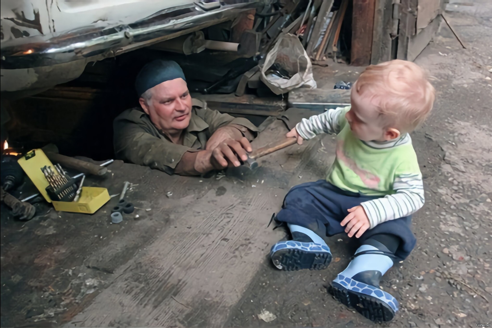 Ребенок ремонтирует машину