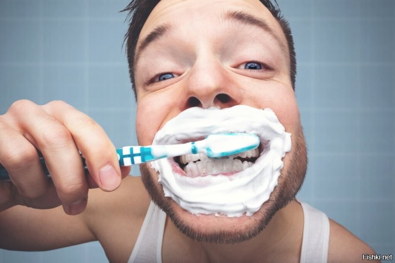 А меня подбешивает как в американских фильмах герои чистят зубы, а потом не полоскают рот! И где млть заплеванное  зубной пастой зеркало???