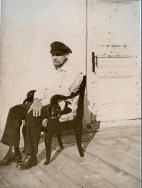 Тут его вообще за дверь выставили.