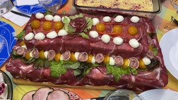 Ладно - поделюсь фотой что у меня на НГ на столе было - мужицкий мясной торт)