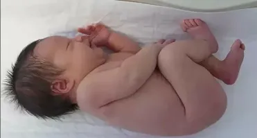 вот ребенок через 4 дня после рождения.