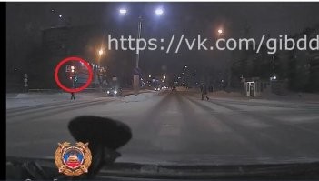 А к пешеходу какие претензии? Она шла на зеленый.