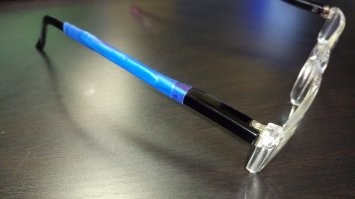 Про очки - чистая правда. Мой вариант ремонта (сломалась дужка на работе): металлическая пластинка от скоросшивателя и термоусадка. 
Ну и суперклей естественно! :)
Теперь всегда запасные складные с собой. :)