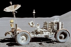 Википедия:
«Аполлон-15»   девятый пилотируемый космический корабль в рамках программы «Аполлон», четвёртая высадка людей на Луну. Командир экипажа Дэвид Скотт и пилот лунного модуля Джеймс Ирвин провели на Луне почти трое суток (чуть менее 67 часов). Общая продолжительность трёх выходов на лунную поверхность составила 18 ч 30 мин. На Луне экипаж впервые использовал лунный автомобиль, проехав на нём в общей сложности 27,9 км. Было собрано и затем доставлено на Землю 77 килограммов образцов лунного грунта. После полёта специалисты назвали образцы, доставленные этой экспедицией, «богатейшим уловом» всей программы, а миссию «Аполлона-15»   «одной из самых блистательных с научной точки зрения».

Ну, мы ждём фото оставшегося там лунного автомобиля, следов пребывания астронавтов, фото флага США и т.д. Кстати, весь лунный грунт за 6 экспедиций (382 кг!) пропал бесследно, чертежи ракеты якобы сгорели и не подлежат восстановлению.