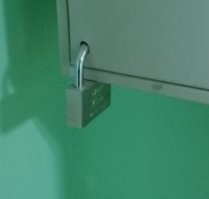 А чё, нормальное решение. Уверен, идёт как дополнительный, чтобы быдло не отогнуло угол.