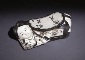 Древние египтяне имели очень особеную культуру. Однако не только они спали на каменюках. В древней Месопотамии тоже. И тоже по причине жары и ползающих насекомых. А вот китайцы и японцы.... Они совсем особенные. Первые знали и даже делали мягкие подушки, но спали на разных дровах и каменюках, фарфоре и особенно на нефрите, для улучшения... духовности и высокого интеллектуального развитя. Ну и конечно ради показа своего богатства и знатности. То есть простые работяги спали на соломенных и прочих нормальных, а богатеи... Извращенцы. Японцы тоже знали про нормальные подушки и даже пользовались. А вот гейши... Эти героини развлекательного труда вообще постоянно занимались мазохизмом по отношению к себе. Ну вот один из основных инструментов завлечения - причёсочка. Причёсочки там очень, ну очень непростые. И дорогие конечно и конечно делать долго. Потому делали сильно заранее и чтобы успеть в чайный домк чайку самураями налить, спали вот на таких подставочках такамурах. Да сейчас спят. Да и у нас в европах мамзели с кораблями на кишащими вшами головах, сидя спали, оберегая куафёрское искусство. Короче в разных странах и народах были извращенцы. Если они познатней были, то вводили эту дурь в моду, а там и в традицию.