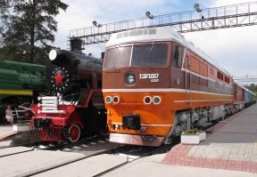 Музей СПБ? Ничего подобного! В питере его разукомплектовали, поразворовали. А с мая 2009 г. силами энтузиастов, локомотив стал экспонатом музея ж.д. транспорта ЗСЖД (Новосибирск, станция Сеятель)