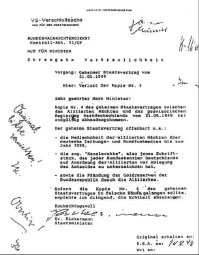 А чего ему вспоминать?

Перевод документа:

Секретный документ
Строжайше конфиденциально
Федеральная Информационная Служба
Отдел Контроля II/QP
Только для Министра
Заголовок: Тайный государственный договор от 21.05.1949 года
Тема: Факт утери Копии номер 4

Уважаемый господин Министр,
Копия номер 4 тайного государственного договора между военными союзниками и переходным правительством Западной Германии от 21.05.1949г. окончательно исчезла.
Этот тайный государственный договор оговаривал, прежде всего, следующее:
- владение союзниками немецкими газетами, радио и телевидением до 2099 года.
- так называемый Канцлеракт, т.е. письменный документ, который каждый Федеральный Канцлер по требованию союзников подписывает до принесения Присяги.
- владение союзниками золотым запасом Федеративной Республики.
В случае попадания утерянной копии тайного государственного договора не в те руки, советую немедленно отказаться от её подлинности.

С глубоким уважением,
Государственный Министр
Д-р Рикерманн