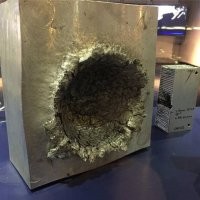 Как они это провернули? Запустили эту чушку в космос, выставили на пути летящего мусора, а затем вернули назад? Чегой-то я сомневаюсь. Опять же, что это был за "мусор"? Какого размера, массы? Одно дело стальной болт и совсем другое, тюбик от борща.