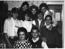 Не знаю как у кого, но у нас всем было глубоко похрен кто во что одет. Ценились только личные качества.
С этого фото три человека просто потерялись на пространстве планеты Земля, лет 25 от них никаких вестей. Кто-то далеко, кто-то очень далеко... Но в памяти они все тут, около сердца.