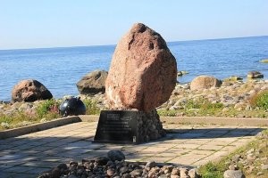 В этот день 28 августа 1941 года 41992 человека на 225 кораблях и судах отправились из окруженного немецкими войсками Таллина в Кронштадт. В их числе было 12806 жителей города Таллина, а остальные - военнослужащие Красной Армии. Это был страшный путь, проходивший через минные поля под бомбежками и артобстрелами с суши. Для 15111 человек, из которых 4400 жителей столицы Эстонии, он стал последним.