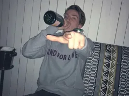 Это может оправдать российских чиновников и генералов, чьи дети и внуки живут в Англии?  
Например, изучают науку побеждать. 
Или они там чисто, как "лгбт" живут? 
 Никто не знает, как там Антон Чечихин? Учится? 
 Внук...