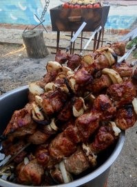 И что? 
 Привыкли мясо в магазине покупать.
 А здесь - побегай, поймай, разделай.
 Зато, насколько вкусней получается! 
 А если свинья ещё и чужая...