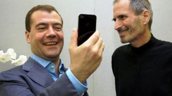 Лет 15 назад, когда он был президентом, Димон был очень доволен Западом. Когда в ООН голосовали за санкции против Ливии, вспомним, как голосовала Россия?