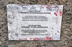 Эпично было когда окуевшее правительство Исландии было послано накуй местными, а долги в которые влезла страна по вине этого правительства было решено не отдавать. Премьер-министр чуть двушечку не отхватил.