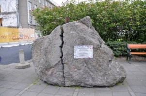 Эпично было когда окуевшее правительство Исландии было послано накуй местными, а долги в которые влезла страна по вине этого правительства было решено не отдавать. Премьер-министр чуть двушечку не отхватил.