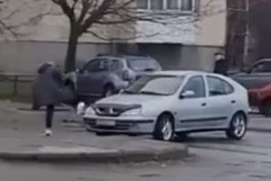 Ага, первое средство остановить убежавшую машину, это ёб...., стукнуть ногой по фаре!