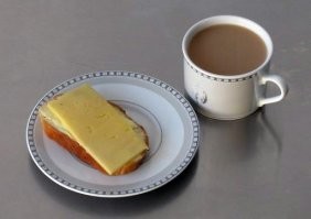 У нас в школе в первой половине 90-х, был такой обед. Я ещё с собой банку сахара носил, так как чай не всегда сладкий был. Из-за разрухи в 90-х, снабжение школы было ужасное у нас в посёлке, зарплаты учителя месяцами не получали, что уж говорить о сахаре в чае.