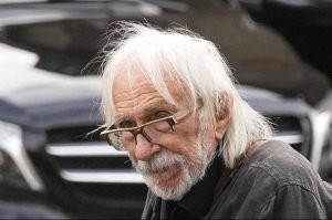 35 знаменитостей, которые не стесняются седины