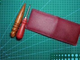 норм))) единственное - кошельки, возможно это мой бзик, все шьют как ты, но я прошиваю по периметру полностью, даже где крепить нечего, особенно при использовании контрастных нитей, а в таком виде у меня создаётся впечатление незаконченности))).... мои первые работы))) жене обложку под документ с сафьяно шил, а себе чехол для телефона с крэйзихорса)))