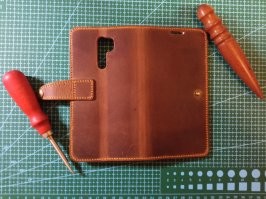 норм))) единственное - кошельки, возможно это мой бзик, все шьют как ты, но я прошиваю по периметру полностью, даже где крепить нечего, особенно при использовании контрастных нитей, а в таком виде у меня создаётся впечатление незаконченности))).... мои первые работы))) жене обложку под документ с сафьяно шил, а себе чехол для телефона с крэйзихорса)))