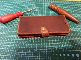 норм))) единственное - кошельки, возможно это мой бзик, все шьют как ты, но я прошиваю по периметру полностью, даже где крепить нечего, особенно при использовании контрастных нитей, а в таком виде у меня создаётся впечатление незаконченности))).... мои первые работы))) жене обложку под документ с сафьяно шил, а себе чехол для телефона с крэйзихорса)))