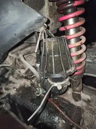 Ктонибудь знает что делает воздухан в районе амортизатора и колеса? Это что за гений инженерный?