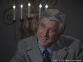 У Нильсена ранняя седина на генетическом уровне заложена была видимо или природный цвет близок к седому. Он в 45 лет снимался в сериале "Его зовут Коломбо" и уже выглядел седым.