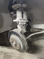 Суппорт подвесили, чтоб он не болтался и не портил тормозной шланг, пока меняют подвеску. Отличное решение. Видно, что мастер ответственно подошёл к работе. Обычно просто кладут на рычаг, откуда он постоянно сваливается или оставляют висеть на шланге. Хотя, возможно, что подвесили именно из-за отсутствия рычага.