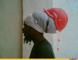 - Каска есть?
- Канешно!