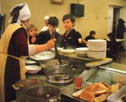 80-е, Москва, школьная столовая... и нет ножей и салфеток. 
Масло на хлеб ручкой ложки намазывать приходилось, а потом этой ложкой манную кашу трескать)))) 
Тогда это казалось ужасом, а сейчас вспоминается с умилением...