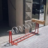 У винного магазина