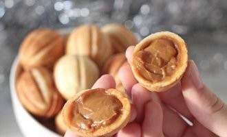 Даже на фото видно, что это не настоящая варёная сгущёнка... а жалкое подобие, которое добавляют сейчас в кондитерку