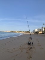 Летом были в Португалии , все красиво , чистые пляжи , мусора нет от слова вообще , лежи и отдыхай да еще и апартаменты сняли сразу с видом на море и пляж , романтика , лежишь в кровати а в море дельфины дораду загоняют . Моя на второй день начиталась про какие то маяки и какие то скалы . Ну ладно думаю сгоняем , короче маяк закрыт на ремонт а ехать до него было 120 км , скалы как скалы :) вернулись назад я говорю все теперь лежим на пляже и отдыхаем .